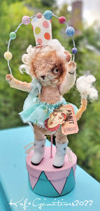 MISS LOLA the JUGGLING LION